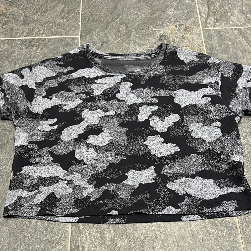 Lululemon size 2 Black and Gray Camo Print Crop Top